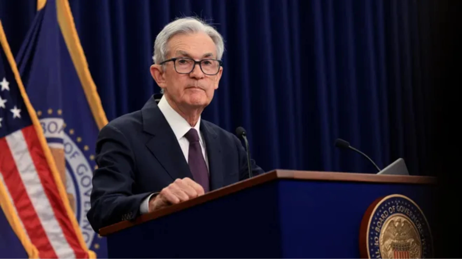 Fed Holds Rates, Warns of Inflation Spike as Trump’s Tariff Plans Loom