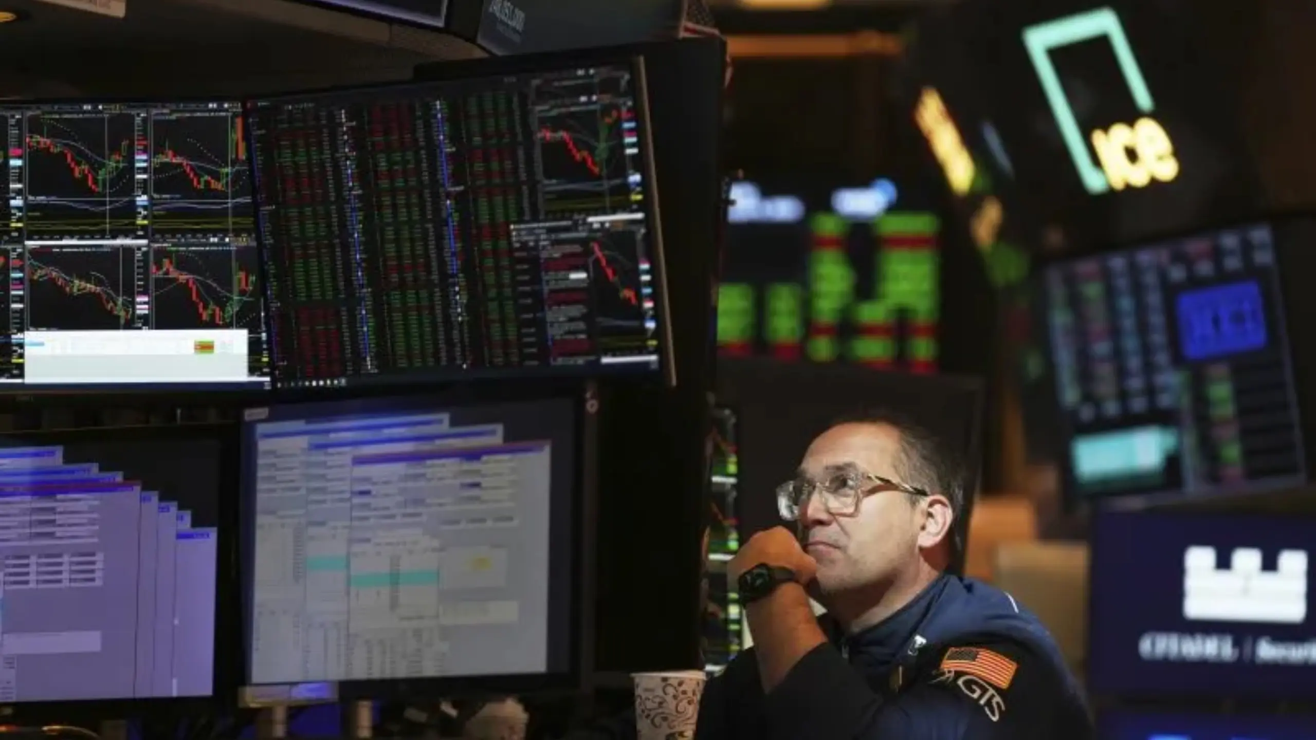 Stocks Dip, Dollar Slides as Trade and Geopolitical Tensions Rattle Markets