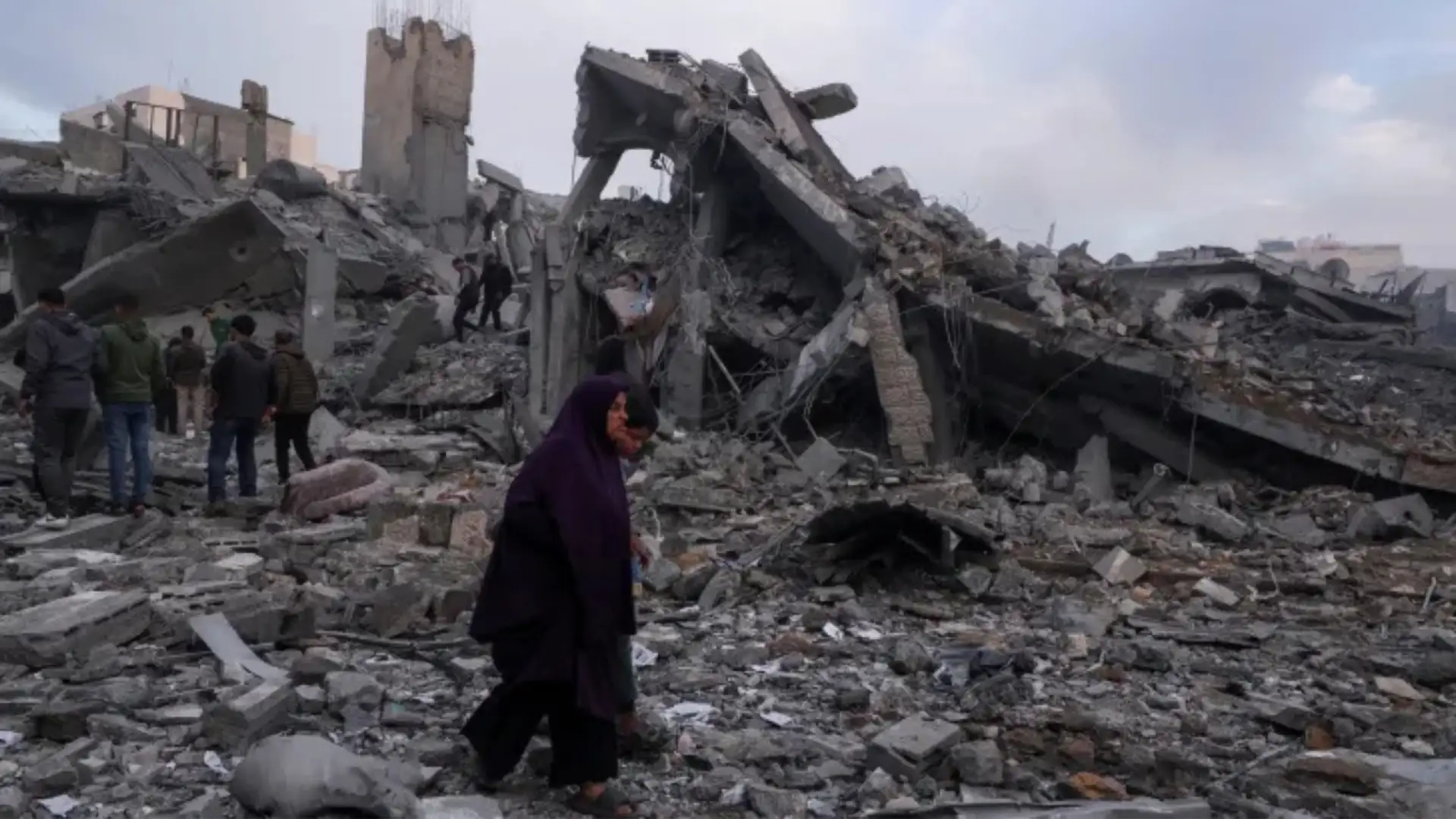 Heavy Israeli Strikes Pound Gaza Amid Ceasefire Talks